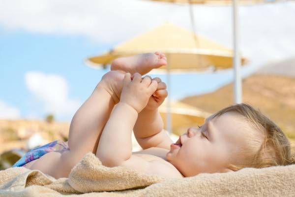 Tắm nắng cho trẻ còi xương để hấp thụ vitamin D