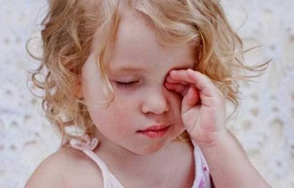 bệnh nháy mắt ở trẻ em