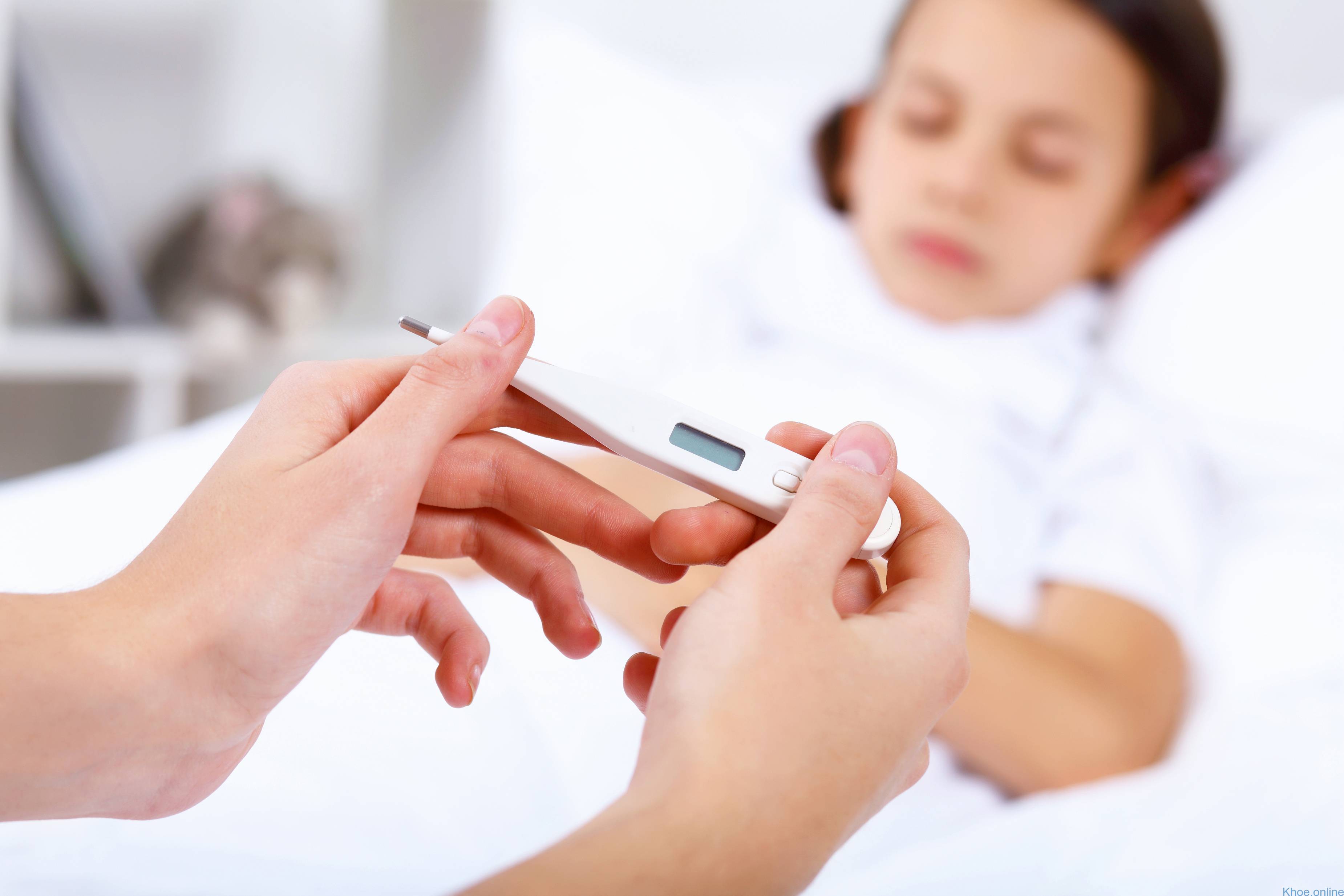 Dấu hiệu nhận biết sốt virus ở trẻ em và cách điều trị - Khỏe Online