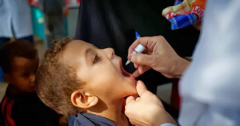 Cho trẻ dùng vacxin phòng sốt bại liệt