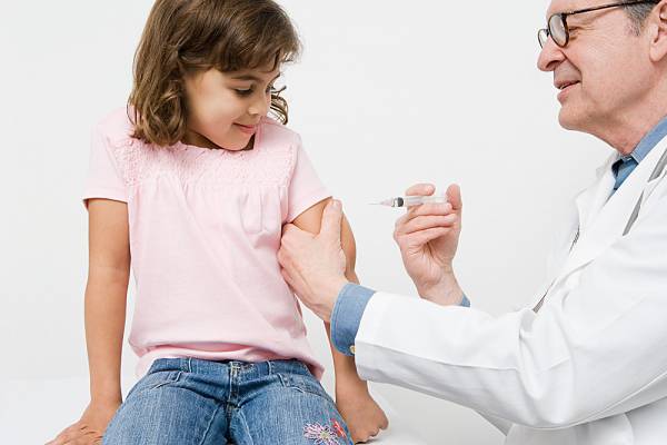 Nên tiêm vắc xin phòng bệnh thủy đậu đầy đủ cho trẻ