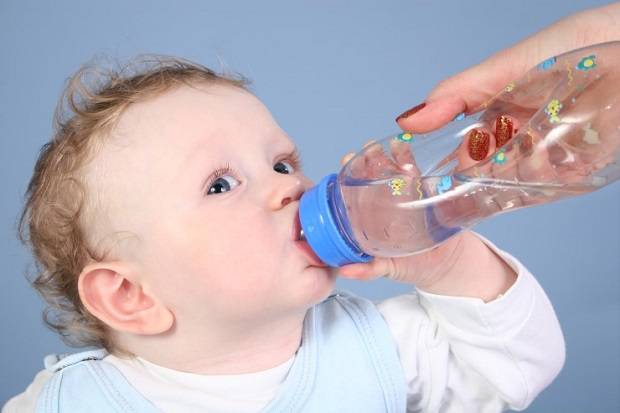 Nên cho trẻ uống nhiều nước khi bị nhiệt miệng