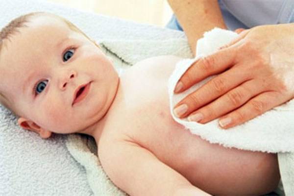 Trẻ bị sốt có nên tắm không?