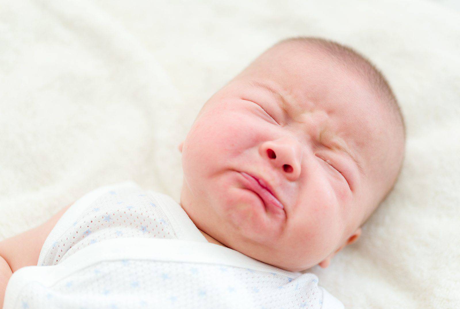 Có nhiều lý do gây ra tình trạng thở khò khè ở trẻ sơ sinh