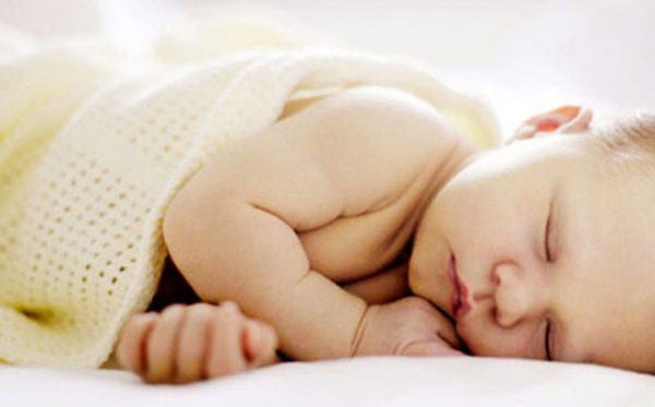 Trẻ thở khò khè do ngủ sai tư thế