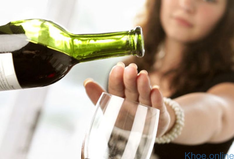 Uống rượu với liều lượng vừa đủ để tránh ngộ độc rượu