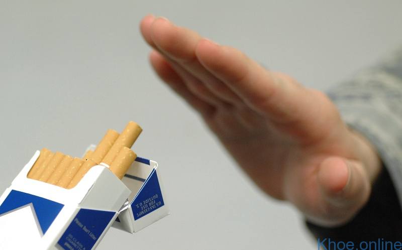 Bỏ thói quen hút thuốc để tránh mắc phải ung thư phổi tế bào nhỏ 