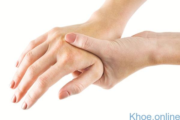 Viêm khớp cổ tay gây đau đớn cũng như khó khăn trong việc cầm nắm, di chuyển khớp cổ tay