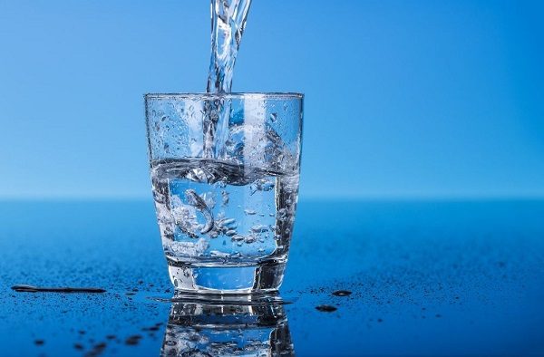 Uống nhiều nước là một cách giảm sưng hiệu quả