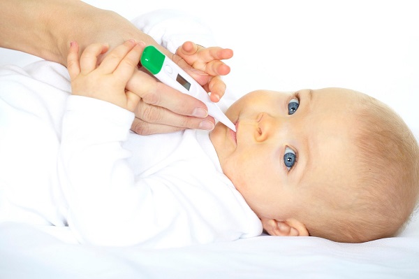 hạ sốt cho trẻ sơ sinh khi tiêm phòng