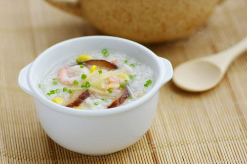 Nên cho bé ăn những thức ăn lỏng như cháo nhuyễn, súp hầm kỹ khi mắc bệnh tay chân miệng Sài Gòn: Bệnh tay chân miệng vào mùa cần lưu ý điều gì?