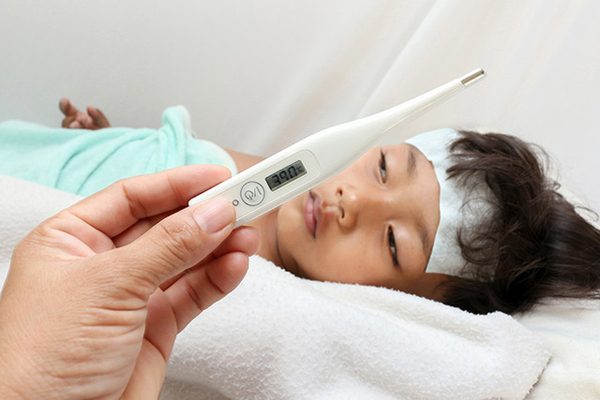 Trẻ bị sốt xuất huyết nên chăm sóc như thế nào? 
