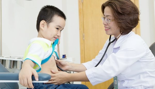 Để phòng bệnh hô hấp nên đưa trẻ đi thăm khám ngay khi có biểu hiện khó thở Bệnh hô hấp vào mùa, trẻ nhập viện tăng nhanh