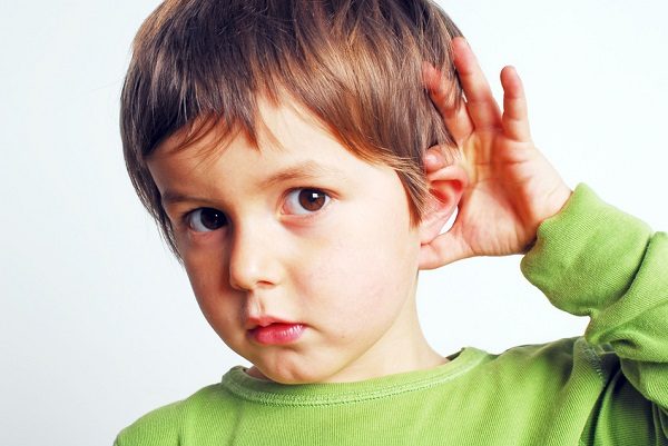 trẻ khiếm thính cần phát hiện sớm
