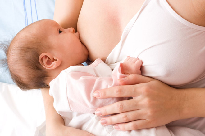 Nâng ngực có ảnh hưởng đến sinh con không?
