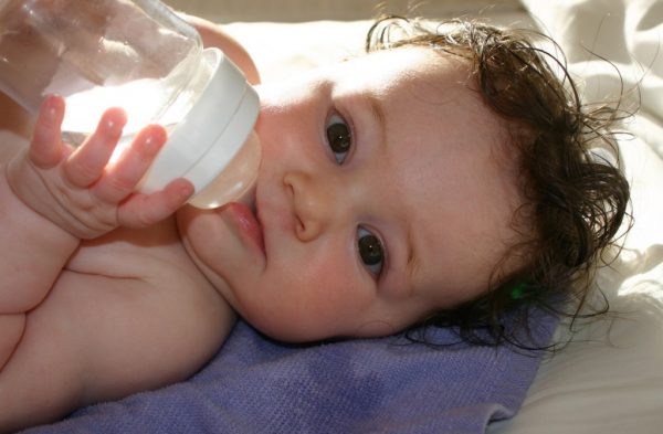 Cho trẻ dưới 6 tháng tuổi uống nước, nên hay không?