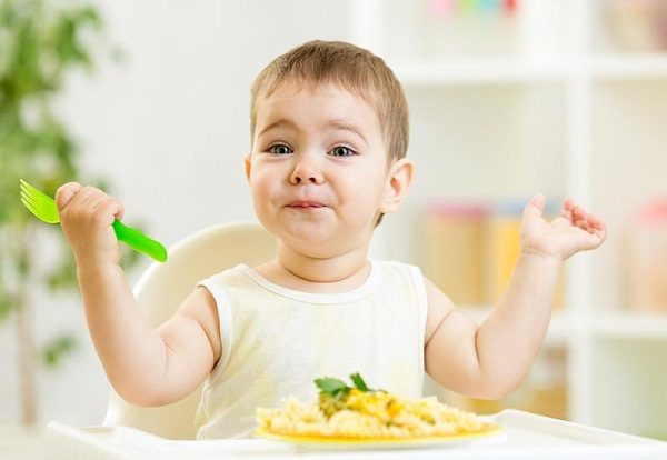 vẫn cho trẻ ăn sau khi đã đánh răng không phải cách chăm sóc răng miệng cho trẻ tốt
