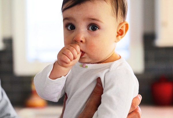 cách chăm sóc răng miệng cho trẻ là hạn chế tật mút tay ở trẻ