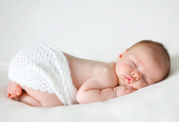 trẻ sơ sinh khó ngủ