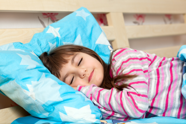 trẻ ngủ không sâu giấc vào ban đêm cần làm gì