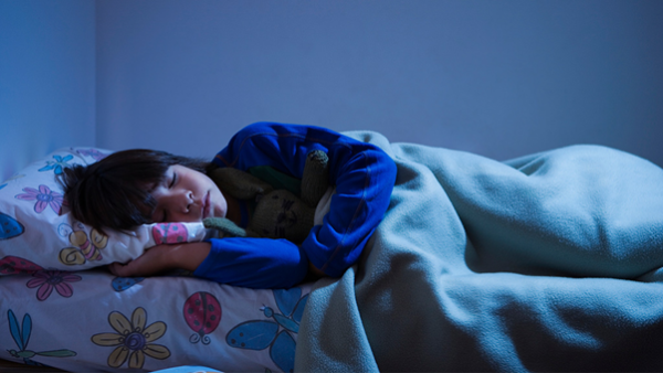 nguyên nhân khiến trẻ ngủ không sâu giấc vào ban đêm