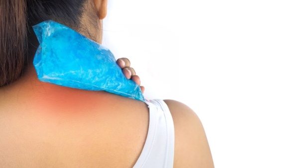 Người bị đau vai gáy có thể đặt túi chườm lên vùng cổ, bả vai trong vòng 15 phút sẽ làm giảm cơn đau.