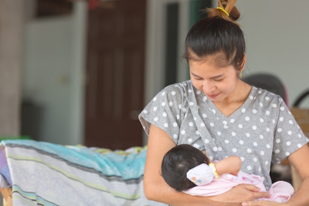 Khi trẻ bị dị ứng đạm bò mẹ vẫn nên cho con bú như thường