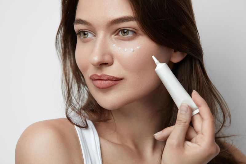 Bọng mắt chảy xệ nên làm gì