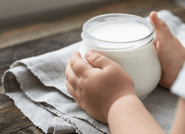 sữa chua tốt cho hệ tiêu hóa của bé 1 tuổi