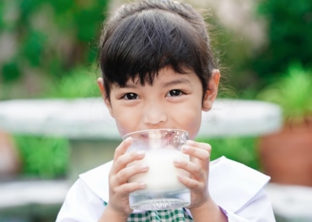 khi cho trẻ uống sữa mẹ nên theo dõi phản ứng của con