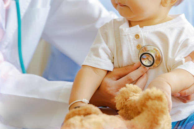 Bác sĩ thăm khám sức khỏe tiêu hóa cho trẻ bị táo bón kéo dài